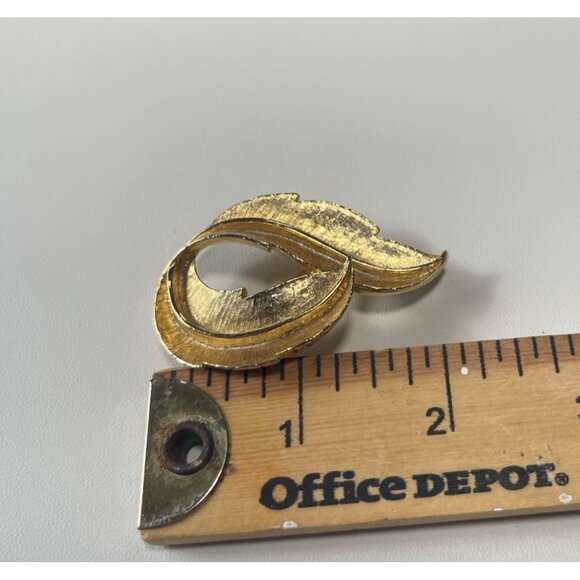 Gerrys Gold Tone Leaf Brooch Pin Costume Jewelry - Picture 4 of 4